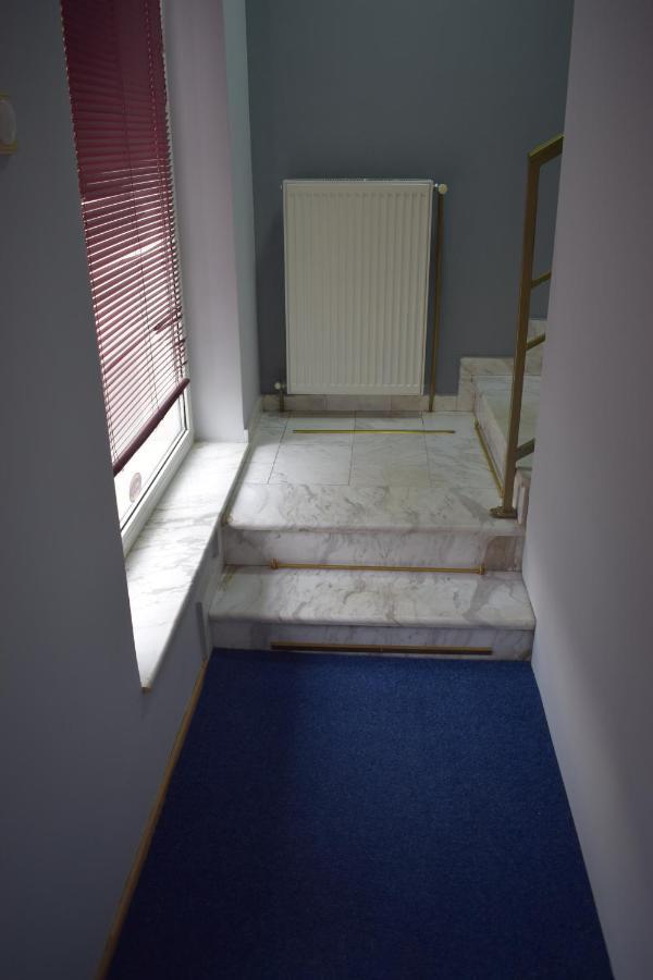 Klara'S Apartment Ni Екстериор снимка