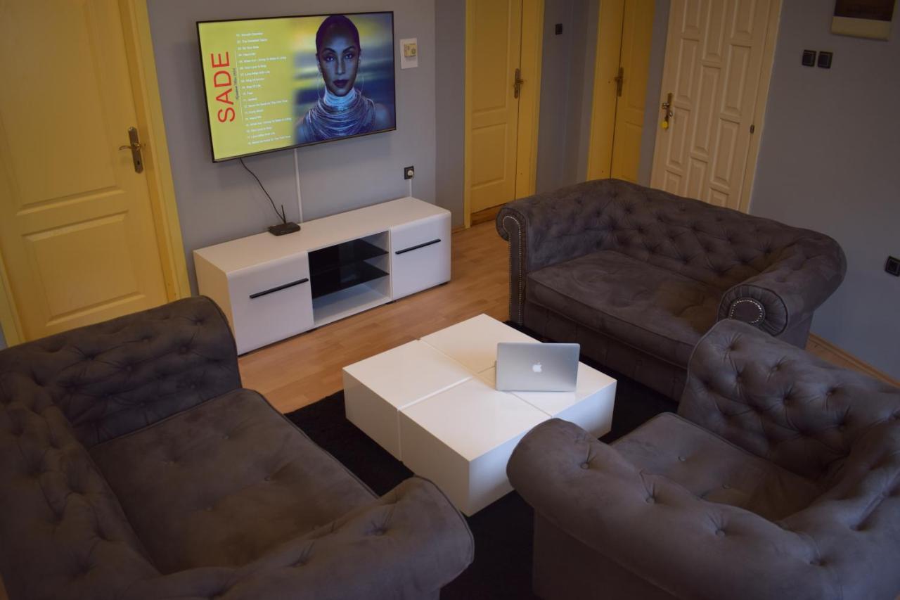 Klara'S Apartment Ni Екстериор снимка